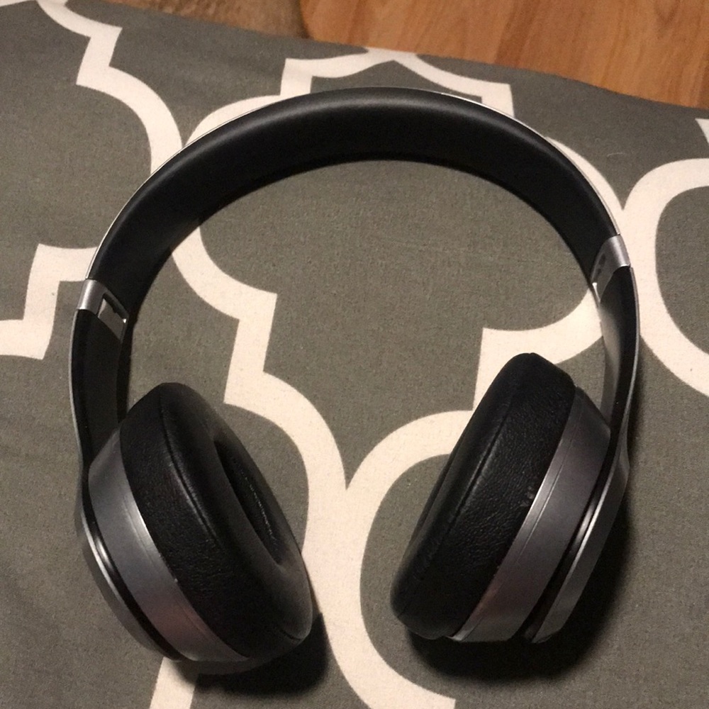beats solo 3     grey/black    great condition